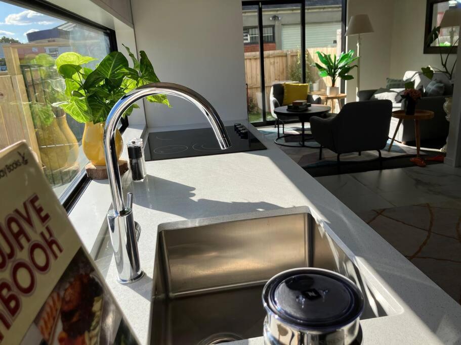 2-Bedroom Ensuite, Close To City, Comfortable, Accessible With Own Parking Christchurch Exterior photo